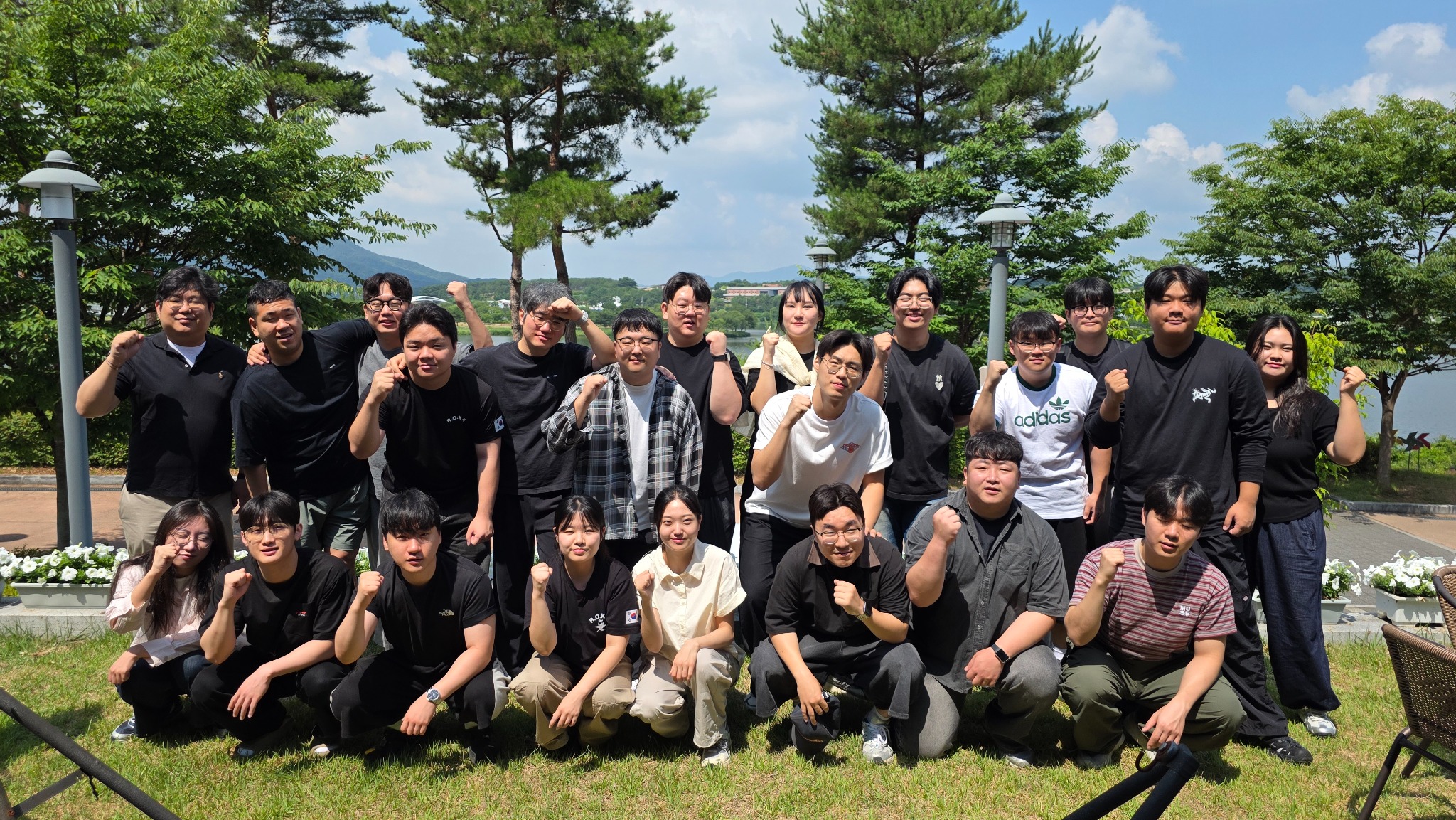 상주 경천섬 인근에서 — 식품생명공학과 성지혜 교수님, 산림과학과 이현석 교수님 연구실 학생 등과 함께
